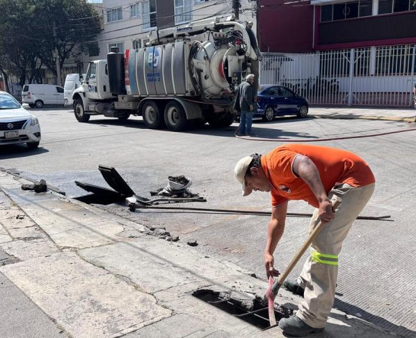 Con el firme compromiso de conservar calles seguras, funcionales y con una imagen urbana digna, el gobierno de la alcaldía Benito Juárez, encabezado por el alcalde Luis Mendoza, llevó a cabo una mega jornada de Servicios Urbanos en la colonia Ciudad de los Deportes.