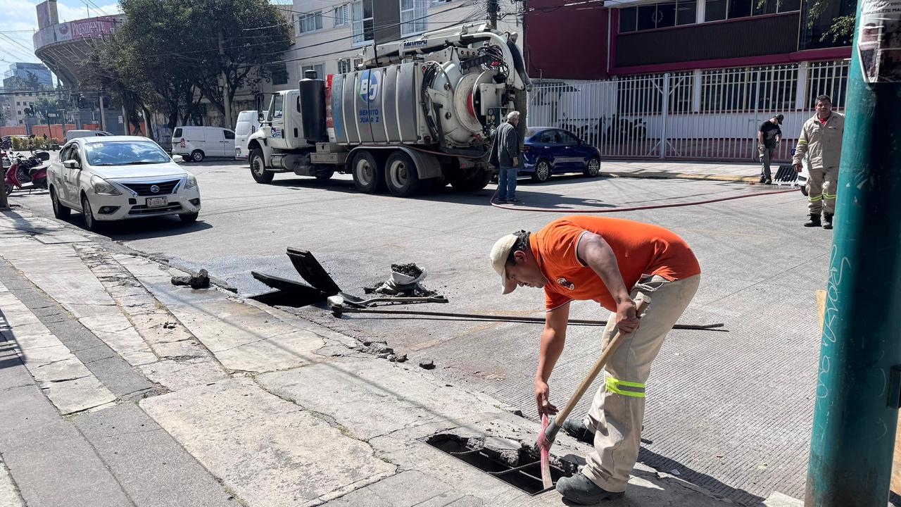Con el firme compromiso de conservar calles seguras, funcionales y con una imagen urbana digna, el gobierno de la alcaldía Benito Juárez, encabezado por el alcalde Luis Mendoza, llevó a cabo una mega jornada de Servicios Urbanos en la colonia Ciudad de los Deportes.