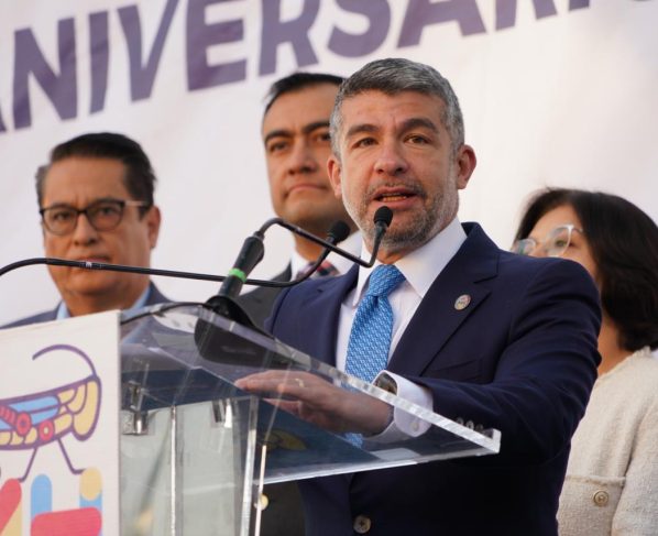 ¿A poco el alcalde sería capaz de dejar de mandar a esas embajadas al camión de la basura y se le ocurra una que otra obra en las banquetas frente a los inmuebles, nomás para molestar? FOTO: Especial