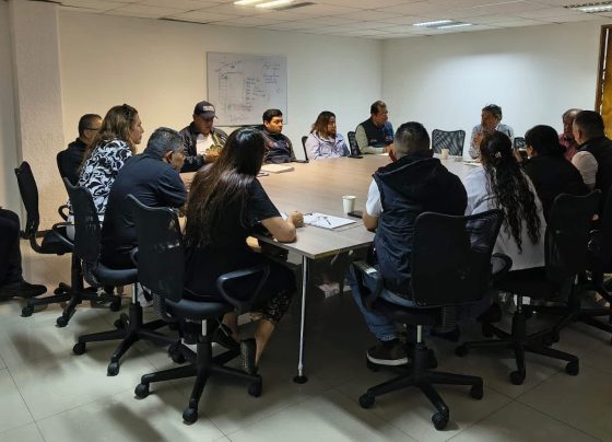 Este viernes se estableció una mesa de diálogo entre el Gobierno Central, la alcaldía Cuauhtémoc e integrantes del comercio popular desalojados la semana pasada por elementos de la demarcación; sin embargo, no asistió Alessandra Rojo de la Vega, principal promotora del ordenamiento en las calles.