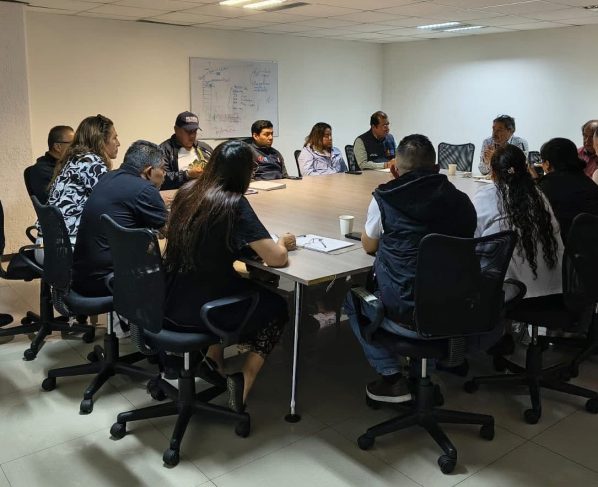 Este viernes se estableció una mesa de diálogo entre el Gobierno Central, la alcaldía Cuauhtémoc e integrantes del comercio popular desalojados la semana pasada por elementos de la demarcación; sin embargo, no asistió Alessandra Rojo de la Vega, principal promotora del ordenamiento en las calles.