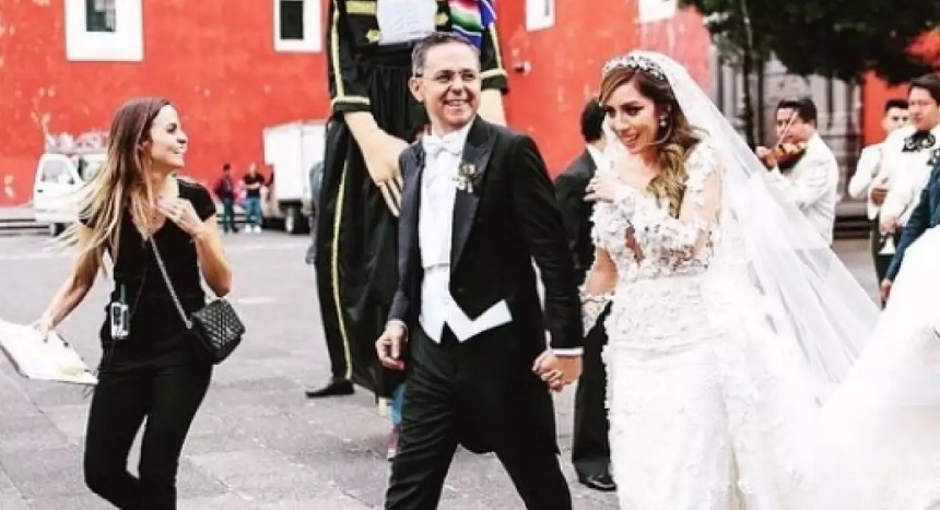 Han pasado más de siete años y todavía no falta quien hable del supuesto pleito de Andrés Manuel López Obrador con César Yáñez Centeno Cabrera. Lo dan como un hecho, por dos razones, porque César rechazó el ofrecimiento de Andrés Manuel para hacerse cargo de la comunicación presidencial y por el ruido mediático de la difusión y gasto de su boda en Puebla con Dulce María Silva Hernández. (Tomada del Instagram de marissa_mena )