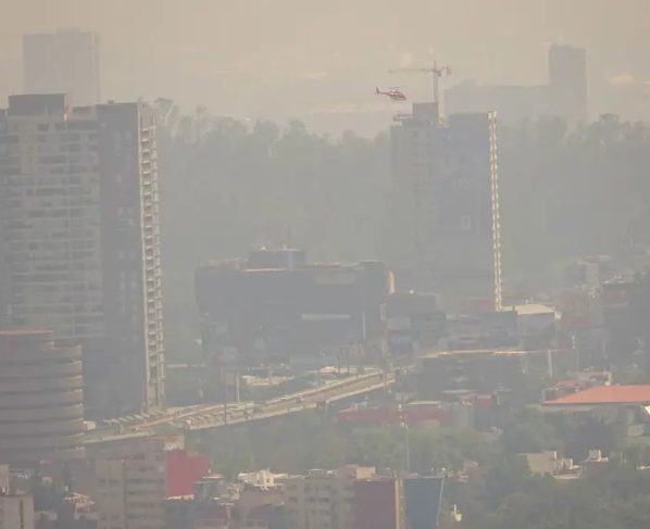 Quien sale de la CDMX tres o cuatro días, tiempo en que el cuerpo más o menos se limpia de los contaminantes, se percata de una triste realidad: al volver, apenas se abren las puertas del avión, se percibe la peste del smog, ese olor a gasolina y diésel quemado, a humo de coche de vieja tecnología de combustión. Provoca nausea y dolor de cabeza. FOTO: Cuartoscuro