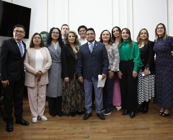 El diputado morenista Israel Moreno presentó una iniciativa para proteger a limitar a estudiantes de primaria y secundaria el uso de redes sociales en la escuela. Sin regateos, se sumó la diputada panista Laura Álvarez, quien trae iniciativas al respecto, más o menos en el mismo tenor. FOTO: Especial