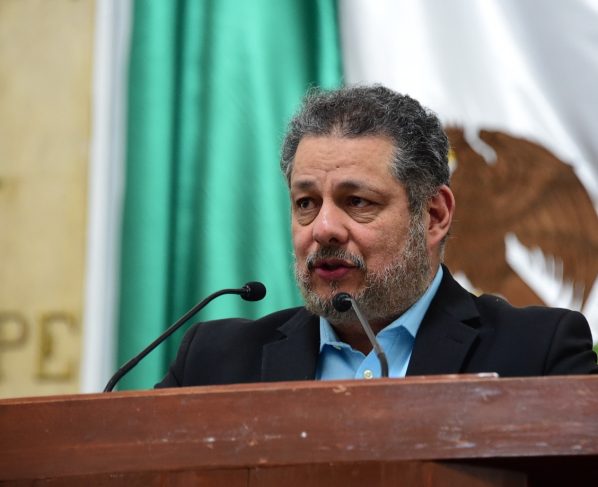 Para lograr espacios dignos de estancia y espera para familiares en los hospitales públicos de la Ciudad de México, así como incorporar el enfoque de cuidados en la atención en dichos espacios, el Congreso capitalino estudia una iniciativa para reformar los artículos 12, 16 y 44 de la Ley de Salud local, y adicionar el Artículo 47 Bis del mismo ordenamiento.