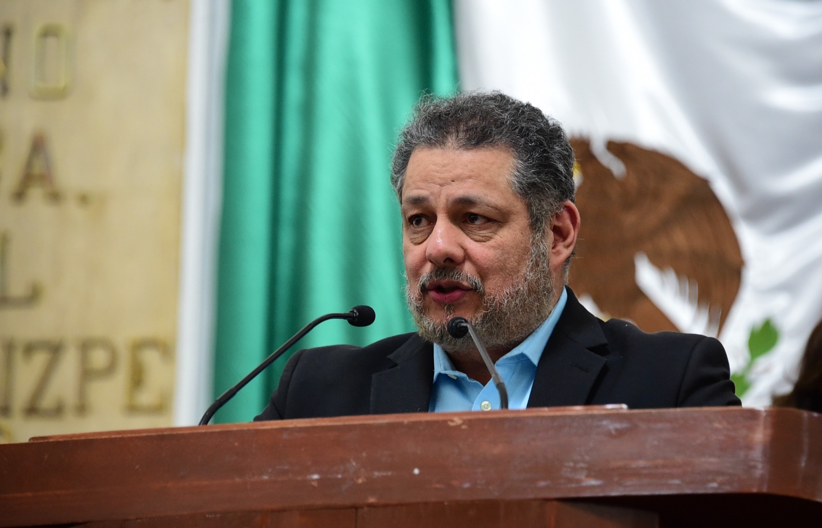 Para lograr espacios dignos de estancia y espera para familiares en los hospitales públicos de la Ciudad de México, así como incorporar el enfoque de cuidados en la atención en dichos espacios, el Congreso capitalino estudia una iniciativa para reformar los artículos 12, 16 y 44 de la Ley de Salud local, y adicionar el Artículo 47 Bis del mismo ordenamiento.