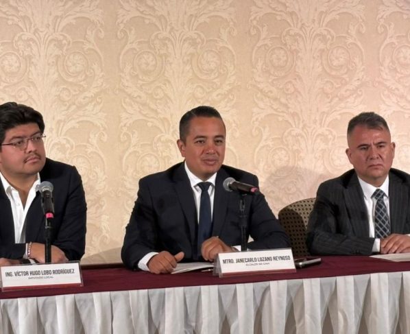 Víctor Hugo Lobo Rodríguez (izquierda); a la derecha Gerardo González, su "Juanito"