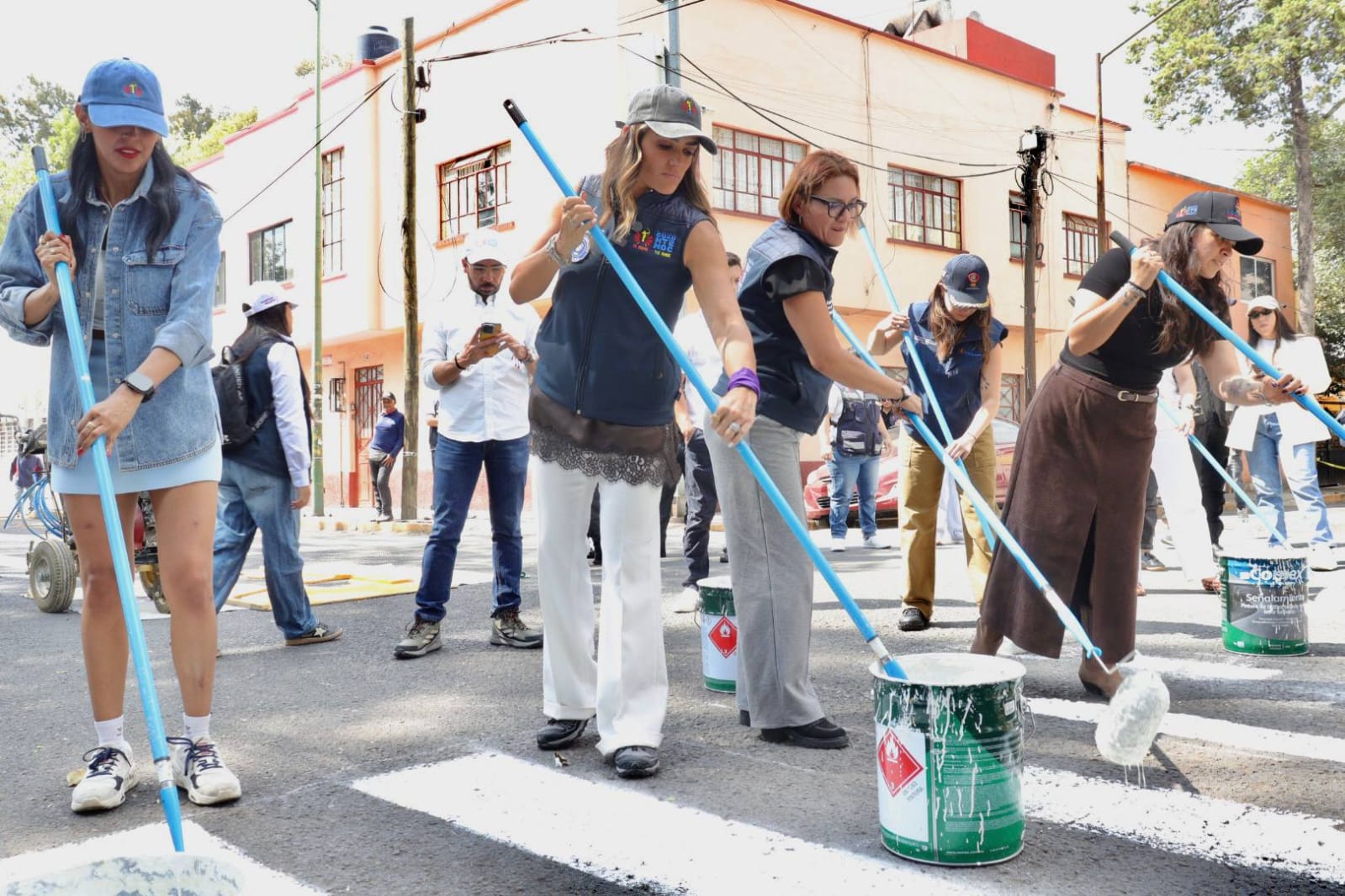 “Hasta que vemos a alguien que trabaja”, señalaron vecinos al expresar su apoyo a la alcaldesa durante un recorrido en la colonia Vista Alegre.