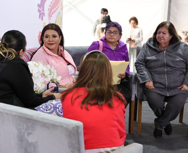 En la audiencia de este martes 31 de marzo las diferentes áreas del gobierno atendieron 715 cédulas con temas diversos, como el mejoramiento en territorios de pueblos originarios, medio ambiente, movilidad, obras públicas, proyectos deportivos, cultura, salud, impartición de justicia, seguridad, entre otros. FOTOS: Especial