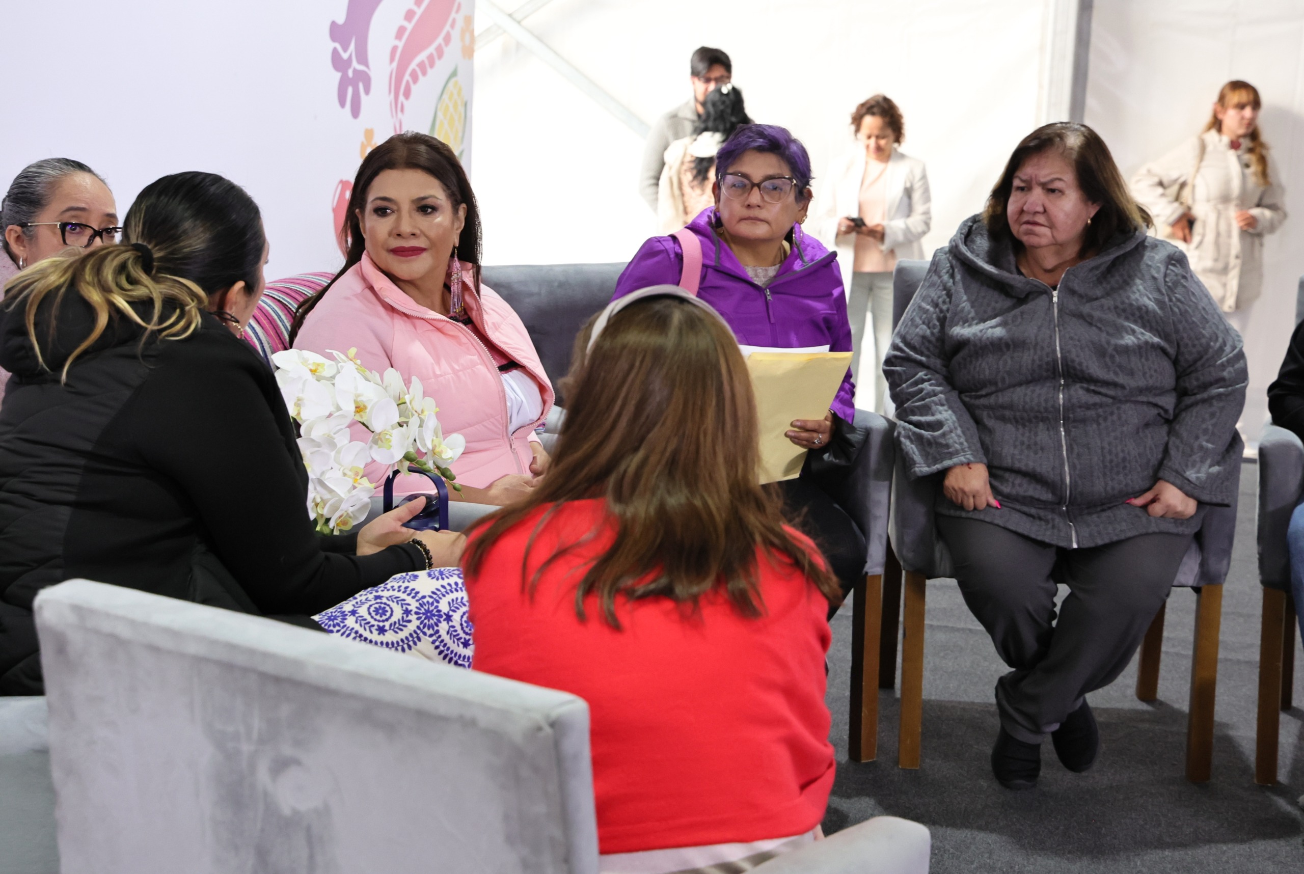 En la audiencia de este martes 31 de marzo las diferentes áreas del gobierno atendieron 715 cédulas con temas diversos, como el mejoramiento en territorios de pueblos originarios, medio ambiente, movilidad, obras públicas, proyectos deportivos, cultura, salud, impartición de justicia, seguridad, entre otros. FOTOS: Especial