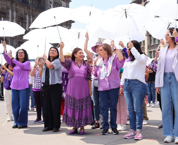 Con la participación de 4 mil mujeres, la jefa de Gobierno, Clara Brugada Molina, encabezó la formación del mensaje monumental y poderoso "Siempre Vivas, Libres e Iguales #8M" en la plancha del Zócalo capitalino como un acto de protesta y para refrendar la continuidad de la lucha por los derechos de las mujeres, y aseguró que la movilización de este domingo 8 de marzo y sus participantes contarán con el respaldo del gobierno capitalino.