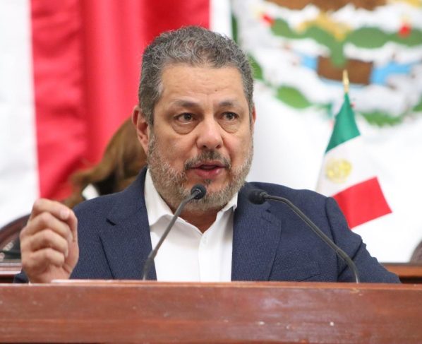 El diputado Ernesto Villarreal Cantú, coordinador del Grupo Parlamentario del Partido del Trabajo en el Congreso de la Ciudad de México III Legislatura, presentó una iniciativa para reformar el Artículo 12 de la Ley de Salud local con el propósito de reconocer el derecho de las personas en situación de dependencia a estar acompañadas por una persona cuidadora durante su hospitalización, así como regular su participación como co-auxiliar del equipo de salud. FOTO: Especial