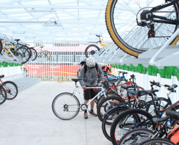 Los edificios públicos del Gobierno de la Ciudad de México y de las 16 alcaldías, así como los establecimientos mercantiles, deberían contar con lugares de estacionamientos especiales para las bicicletas y otros vehículos no motorizados, planteó la diputada Paula Alejandra Pérez Córdova. FOTO: X @biciamigable