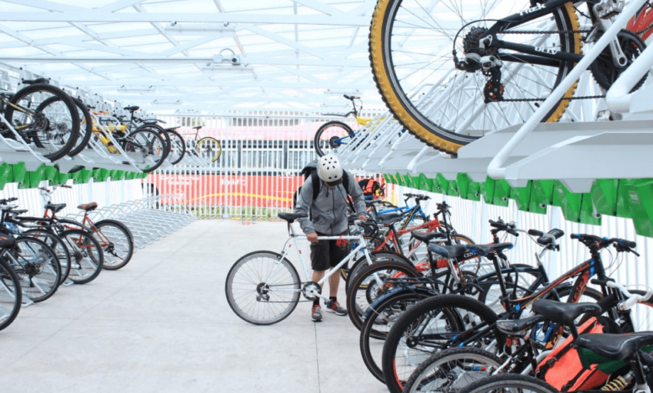 Los edificios públicos del Gobierno de la Ciudad de México y de las 16 alcaldías, así como los establecimientos mercantiles, deberían contar con lugares de estacionamientos especiales para las bicicletas y otros vehículos no motorizados, planteó la diputada Paula Alejandra Pérez Córdova. FOTO: X @biciamigable