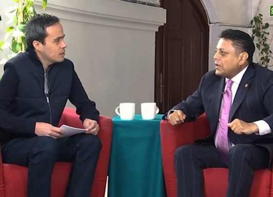 Jorge Armando Rocha, director de ese Canal desde el 20 de noviembre, conductor de ese programa “Perfiles”, decidió entrevistar en la primera emisión al diputado Israel Moreno, jefe político de la directora general de Operación y Producción del Canal, Alma Vera. FOTO: Especial