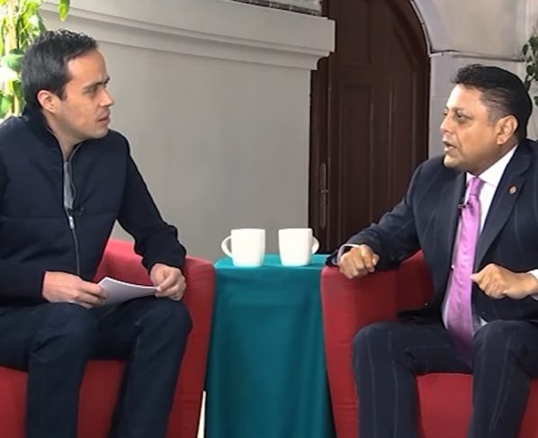 Jorge Armando Rocha, director de ese Canal desde el 20 de noviembre, conductor de ese programa “Perfiles”, decidió entrevistar en la primera emisión al diputado Israel Moreno, jefe político de la directora general de Operación y Producción del Canal, Alma Vera. FOTO: Especial