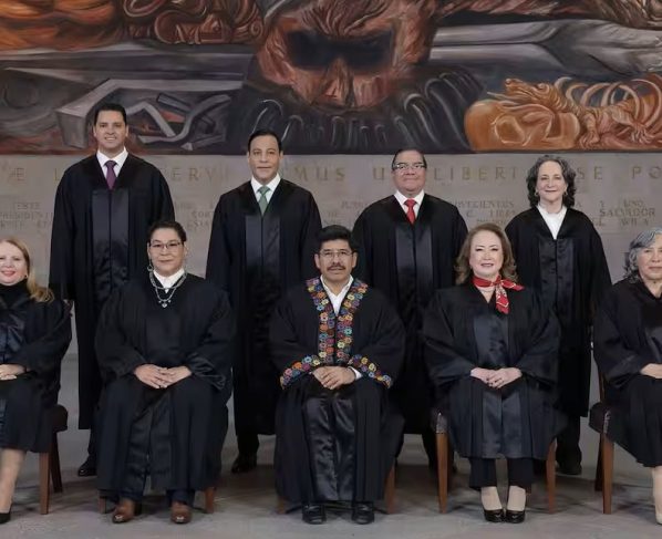 Sin embargo, en esta ocasión Morena controla en absoluto a los nueve ministros de la Suprema Corte, por lo que un escenario probable sería que le validarían su reforma, a pesar de que se atropellara la Constitución, lo que se estaría un precedente absolutamente nefasto y dañino para el respeto al Estado de derecho en el país. FOTO: Especial