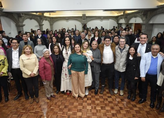 El sábado, en el mitin de Jorge Romero, presidente del PAN, andaba Armando Jiménez, quien enfrenta una carpeta de investigación por despojo, pues invadió ilegalmente la sede del PRD en Coyoacán y la mantiene secuestrada. ¿Con esos cuadros Romero quiere brillar? Que alguien le ayude. FOTO: Especial