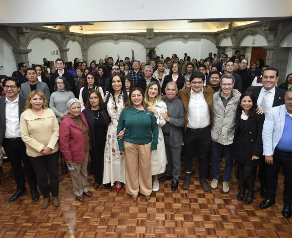 El sábado, en el mitin de Jorge Romero, presidente del PAN, andaba Armando Jiménez, quien enfrenta una carpeta de investigación por despojo, pues invadió ilegalmente la sede del PRD en Coyoacán y la mantiene secuestrada. ¿Con esos cuadros Romero quiere brillar? Que alguien le ayude. FOTO: Especial