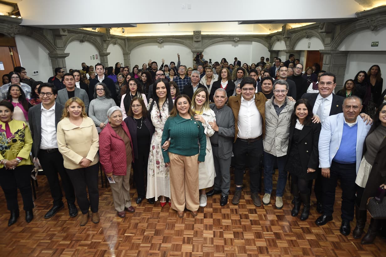 El sábado, en el mitin de Jorge Romero, presidente del PAN, andaba Armando Jiménez, quien enfrenta una carpeta de investigación por despojo, pues invadió ilegalmente la sede del PRD en Coyoacán y la mantiene secuestrada. ¿Con esos cuadros Romero quiere brillar? Que alguien le ayude. FOTO: Especial