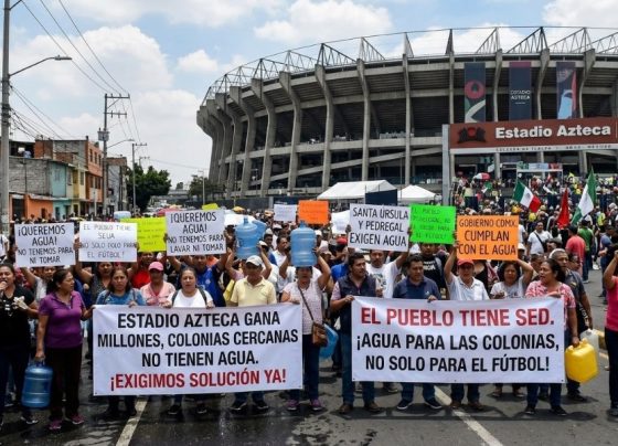 A los habitantes de la colonia Pedregal de Santa Úrsula, junto al estadio Azteca, no les han hecho justicia cuatro Mundiales de Futbol, ni los gobiernos del Partido Revolucionario Institucional, Partido de la Revolución Democrática, ni el Movimiento de Regeneración Nacional. Sus problemas de escasez de agua persisten. IMAGEN: Recreación de protestas en el Estadio Azteca con inteligencia artificial de Gemini