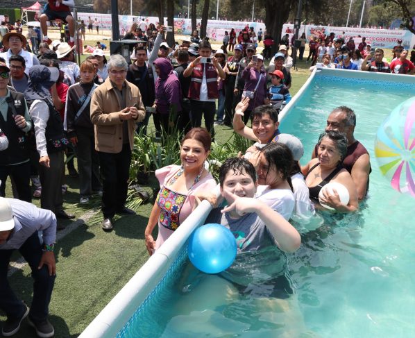 La jefa de Gobierno de la Ciudad de México, Clara Brugada Molina, inauguró las primeras albercas públicas gratuitas “Santo Chapuzón Vacacional” para garantizar el derecho a la recreación y al sano esparcimiento de la población con énfasis en niñas, niños, jóvenes y personas mayores, actividades con las que se estima una afluencia de 3 mil personas. FOTO: Especial