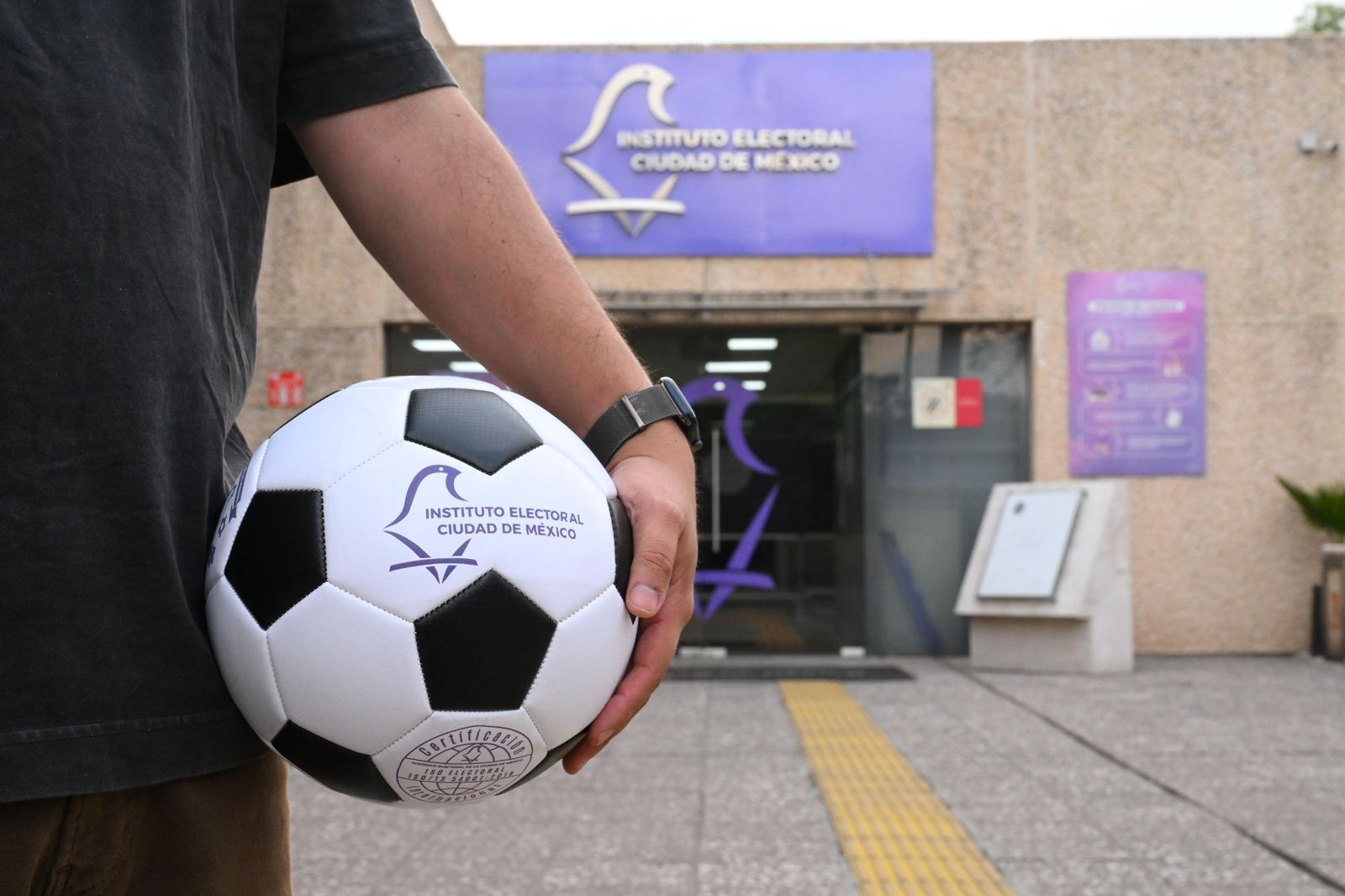 El INE incurrió en lo que podría ser una doble violación a la Ley, cuya actuación debería ser revisada de oficio por la Fiscalía Especializada Para la Atención de Delitos Electorales (FEPADE) y la Secretaría de Gobernación (SEGOB), que encabeza Rosa Icela Rodríguez.