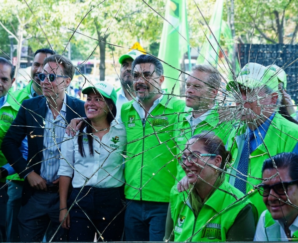 En realidad, es la desesperación de que con nada llaman la atención de la Jefatura de Gobierno. “Yo te terminé, no tu a mí”, acaso es el mensaje político que quiere enviar el PVEM, como para no sentirse despechado. Es de facto la ruptura del PVEM con Morena en la CDMX. No irán juntos en 2027. FOTO: Especial – Edición IA Gemini