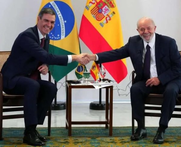 Los presidentes de España, Pedro Sánchez y Brasil, Luis Inácio Lula da Silva dejaron un mensaje claro sobre la unidad que debe existir entre los continentes para defender con convicción, la apertura, la confianza mutua y sobre todo el no a la guerra. FOTO: Especial