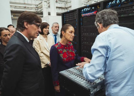 En su vista estuvo acompañada por el secretario de Relaciones Exteriores, Roberto Velasco; el jefe de la Oficina de la Presidencia, Lázaro Cárdenas Batel y el embajador de España en México, Quirino Ordaz. FOTO: EFE