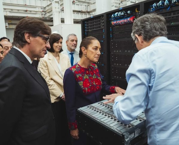 En su vista estuvo acompañada por el secretario de Relaciones Exteriores, Roberto Velasco; el jefe de la Oficina de la Presidencia, Lázaro Cárdenas Batel y el embajador de España en México, Quirino Ordaz. FOTO: EFE