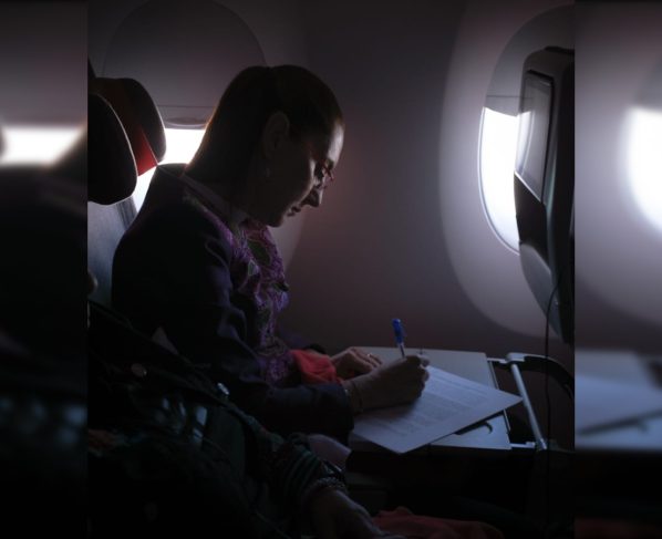 La presidenta viajó el jueves desde la Ciudad de México en el vuelo comercial IB 312 de la aerolínea española Iberia y en clase turista. Por cuestiones de protocolo fue recibida a su llegada a la capital española la tarde de este viernes 18 de abril (hora española) por el embajador de México en España, Quirino Ordaz Coppel. FOTO: Especial