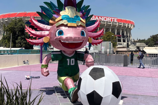 La Jefa de Gobierno, Clara Brugada Molina, aseguró que es falsa la información difundida sobre el retiro de la escultura del Ajolote capitalino de las inmediaciones del Estadio Azteca por petición de la FIFA o del Instituto Mexicano de la Propiedad Industrial (IMPI), y anunció que será reinstalado en próximos días. FOTO: Especial