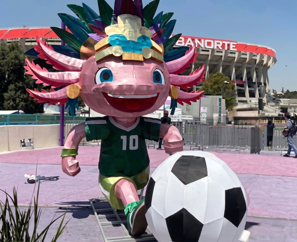 La Jefa de Gobierno, Clara Brugada Molina, aseguró que es falsa la información difundida sobre el retiro de la escultura del Ajolote capitalino de las inmediaciones del Estadio Azteca por petición de la FIFA o del Instituto Mexicano de la Propiedad Industrial (IMPI), y anunció que será reinstalado en próximos días. FOTO: Especial