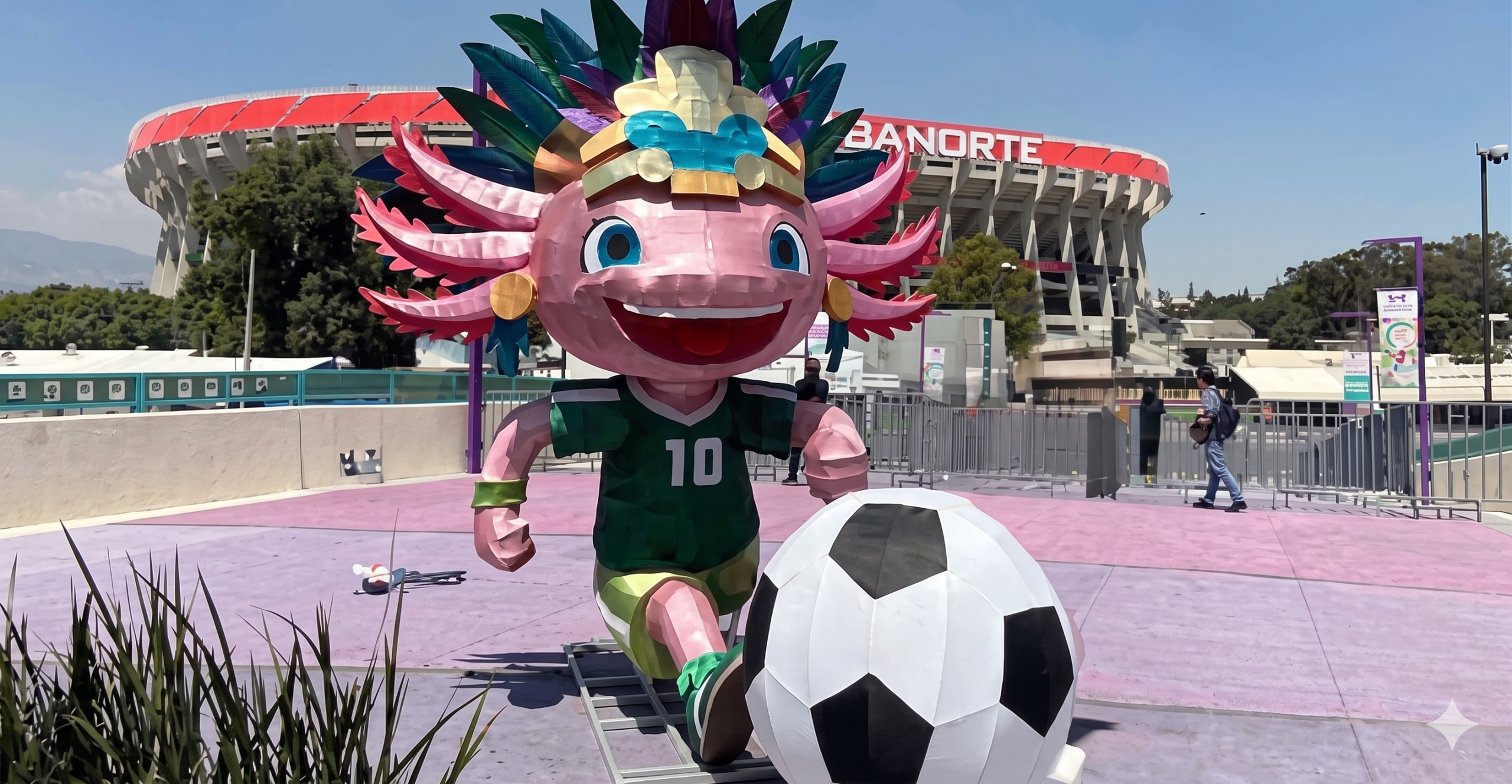 La Jefa de Gobierno, Clara Brugada Molina, aseguró que es falsa la información difundida sobre el retiro de la escultura del Ajolote capitalino de las inmediaciones del Estadio Azteca por petición de la FIFA o del Instituto Mexicano de la Propiedad Industrial (IMPI), y anunció que será reinstalado en próximos días. FOTO: Especial