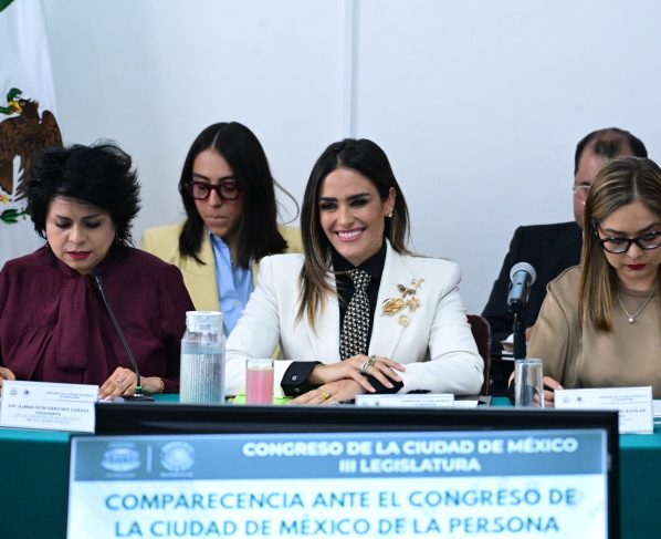 Pero tres Doritos después, o sea el 29 de abril, la narrativa cambió: desde ese día está Morena contra la pared, luego de que la Corte del Sur de Nueva York solicitó la detención con fines de extradición del gobernador morenista de Sinaloa, Rubén Rocha Moya; del senador Enrique Inzunza y otros ocho funcionarios y exfuncionarios. FOTO: Especial