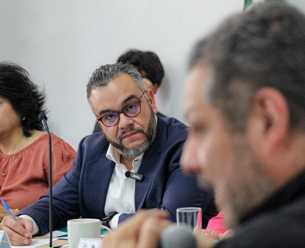 El alcalde de La Magdalena Contreras, Fernando Mercado Guaida, compareció este viernes ante el Congreso de la Ciudad de México, donde presentó los avances, acciones estratégicas y resultados obtenidos por su administración en materia de seguridad, prevención de riesgos, infraestructura hidráulica, atención ciudadana y fortalecimiento comunitario. FOTO: Especial