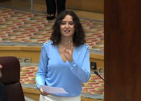Ayuso es una de las más importantes representantes de la derecha española actual. Quiere ser presidenta de su país, y trabaja para ello, al exterior, y al interior de la nación. ¿Cuál es su fuerza real en Madrid y en España? ¿Cuál es el panorama de su futuro político? Al parecer, otra vez está jugando al límite, como en el “cañas por vidas”. FOTO: captura pantalla transmisión Asamblea Madrid.