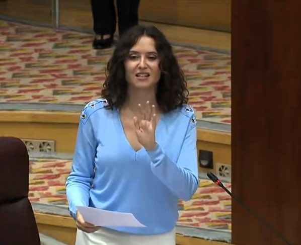 Ayuso es una de las más importantes representantes de la derecha española actual. Quiere ser presidenta de su país, y trabaja para ello, al exterior, y al interior de la nación. ¿Cuál es su fuerza real en Madrid y en España? ¿Cuál es el panorama de su futuro político? Al parecer, otra vez está jugando al límite, como en el “cañas por vidas”. FOTO: captura pantalla transmisión Asamblea Madrid.
