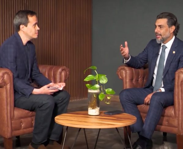 Entre el desinterés del director General del Canal del Congreso de la Ciudad de México, Jorge Armando Rocha, y el maloso jefe de los Chuchos del PVEM, Jesús Sesma, los directivos áreas neurálgicas de todo el aparato de comunicación legislativa están en el limbo. FOTOS: Especial. (Montaje de Sesma en sillón, con IA Gemini)