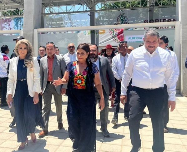 El jueves pasado, durante la inauguración de la UTOPÍA Ceylán, en Azcapotzalco, se dio un breve encuentro entre los principales representantes de las izquierdas en la capital del país: la jefa de Gobierno, Clara Brugada; la presidenta del PRD CDMX, Nora Arias, y el coordinador del PT en el Congreso, Ernesto Villarreal. FOTO: Especial