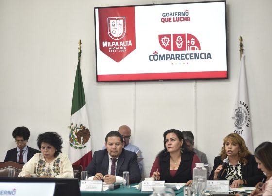 Óscar V. Machado / CDMX Magacín Al comparecer ante las comisiones unidas de Alcaldías y Límites Territoriales, y de Administración Pública Local del Congreso de la Ciudad de México, el Alcalde de Milpa Alta, José Octavio Rivero Villaseñor, planteó realizar una reunión de los 16 alcaldes y alcaldesas con esta soberanía capitalina para analizar el presupuesto que se destinan cada año a las demarcaciones. Argumento que en el caso de Milpa Alta los recursos no son suficientes para atender las demandas de los más de 160 mil habitantes que viven en esta jurisdicción del sur de la capital del país, a pesar de que en los últimos 2 años se ha incrementado 150 millones de pesos por año, estos incrementos se van para cubrir el déficit de la alcaldía, del capítulo 1000 principalmente, que corresponde a los salarios, más la inflación. “Del año 2025 yo calculo que nos quedó como 1.5, 2% de presupuesto real para canalizar hacia la ciudadanía. En mi caso particular, nosotros necesitamos al menos un aumento de 10% en el presupuesto anual”. Ante eso, en el Salón Herberto Castillo del recinto parlamentario capitalino, el edil propuso realizar una reunión de los 16 alcaldes con los diputados para analizar cuánto es lo qué se va a gastar al año, tomando en cuenta la inflación que se aumenta en salarios, “a partir de eso, que nos puedan dar un planteamiento de un aumento real para que nosotros podamos tener mejores programas, podamos aumentar obra pública, mas recursos a otras partidas para incrementar el nivel de vida de las personas”. En su comparecencia, Rivero Villaseñor recalcó que su gobierno ha reducido la inseguridad en 18%, porque se han incrementado diversas acciones como la adquisición de 3 patrullas pick up, 20 motopatrullas, la implementación del programa “Barrio alerta” con el cual se han concretado 251 asambleas vecinales, se construyeron 3 casetas de vigilancia en 3 de los 12 pueblos originarios. Añadió que su gobierno construyó un centro de monitoreo con capacidad para 1,200 cámaras, “ya se colocaron 300 y este año instaremos 450, lo que ha permitido ser la alcaldía con mayor respuesta en detención de delincuentes, pues de cada 2 delitos, en uno se detiene al responsable”. Añadió que se destinaron 40 millones de pesos para rehabilitar 7 plazas púbicas, así como para construir un parque ecoturístico en San Juan Tepenahuac, además se canalizaron 12 millones de pesos para rehabilitar los caminos rurales y reparar 13 mil baches en toda la demarcación, 8.5 millones para rehabilitar banquetas.   Al destacar que Milpa Alta fue en 2025 la única alcaldía que no padeció inundaciones, Rivero Villaseñor señaló que implementó el programa Operación Desagüe con un presupuesto de 10 millones de pesos, que también usó para dar mantenimiento a 33 barrancas. “También ayudó a esto que adquirimos 5 nuevos camiones de basura”. En Desarrollo social, destacó la puesta en marcha del programa “Bebe Digno”, único en la ciudad y en el país, con la construcción de 10 Bebetecas que benefician a más de 2 mil infantes (de 0 a 10 años) con actividades como estimulación y aprendizaje de habilidades cognitivas, sociales y emocionales, incluso se les otorga clases de náhuatl. Este programa recibió el Premio Intercontinental de Alcaldes y Gobernadores, otorgado por el Consejo de Líderes y Empresarios a Nivel Internacional. Añadió que en el año 2025 su gobierno apoyó con 13 mil pesos a productores de nopal con lo cual canalizó 72 millones de pesos y en 2026 estos recursos crecieron a 76 millones de pesos para darles 14 mil pesos, “pero con el apoyo del gobierno capitalino, cada productor recibirá 17 mil pesos”. Rivero Villaseñor destacó la implementación del programa “Protectora de la Salud” que tiene el objetivo de atender a 10 mil milpatenses. En su primera parte cuenta con una clínica que ofrece servicios gratuitos de medicina general, odontología, laboratorio clínico, servicios de optometría. Apuntó que con el esquema “Alimento digno” en 2025 se beneficiaron a 13,500 personas con la entrega de una despensa, se entregaron 250 apoyos a personas con discapacidad, 400 aparatos auditivos y andaderas. Con miras al Mundial de Futbol 2026, el edil dijo que se buscará aprovechar que el Estadio Azteca se encuentra a 40 minutos de la demarcación, por lo que se rehabitaron diversas centros deportivos, se cuentan con 21 rutas turísticas del mole, nopal, miel, zona verdes, “muy pronto vamos a inaugurar el Museo de la Comida de Milpa Alta, tenemos el programa “Milpa Cultura” que se despliega en los 12 pueblos de la demarcación con actividades musicales, artísticas y de desarrollo como Yoga en el bosque o serenidad verde. Durante la comparecencia participaron las diputadas Elizabeth Mateos Hernández, presidenta de la Comisión de Administración Pública Local, Ileana Sánchez Chávez, presidenta de la Comisión de Alcaldías y Límites Territoriales, así como las legisladoras Leticia Haro Jiménez, Tania Larios Pérez, Luisa Ledezma Alpízar, Diana Barragán Sánchez, Yolanda García Ortega, así como el diputado Federico Chávez Semerena.