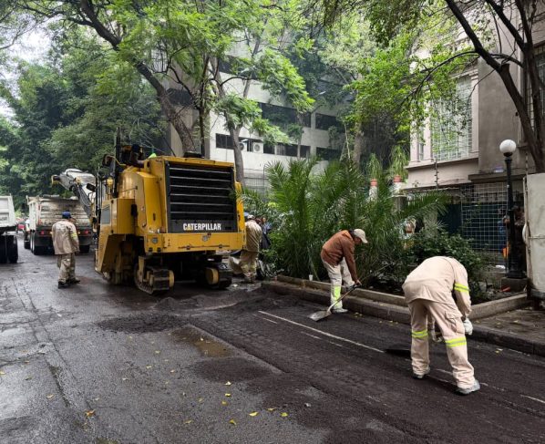 La calle Hamburgo es una de las vialidades con mayor actividad comercial, turística y de servicios en la colonia Juárez, por lo que su mantenimiento resulta fundamental para mejorar la movilidad de vecinas, vecinos, trabajadores y visitantes. FOTO: Especial