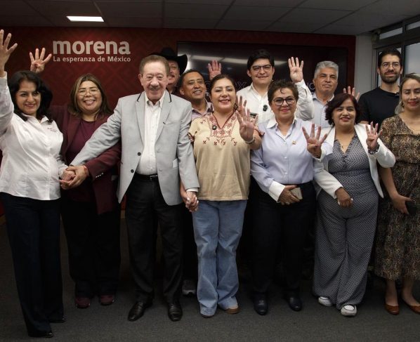 Diputados de Morena pasaron de la ilusión a la sorpresa, y terminaron enfadados porque la conferencia de prensa a la que tuvieron que asistir este miércoles por instrucciones superiores terminó siendo de respaldo al presidente del partido en la Ciudad de México, Héctor Díaz Polanco. FOTOS: Especial